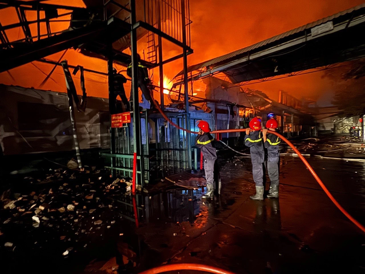 TP.HCM: Cháy lớn ở quận 7, nhà xưởng chìm trong lửa